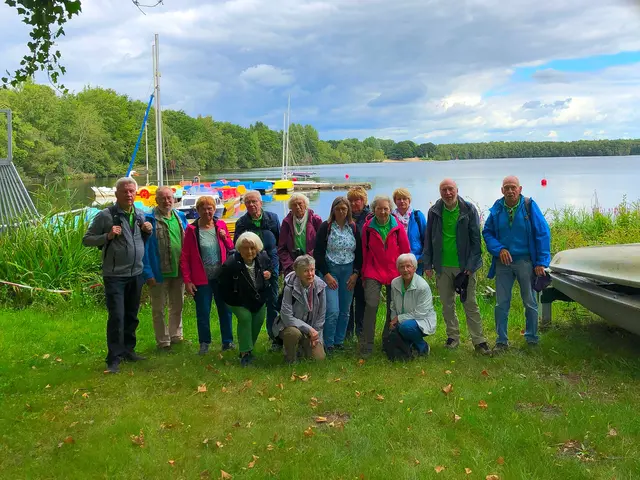 Die Wandergruppe am Altwarmbüchener See.