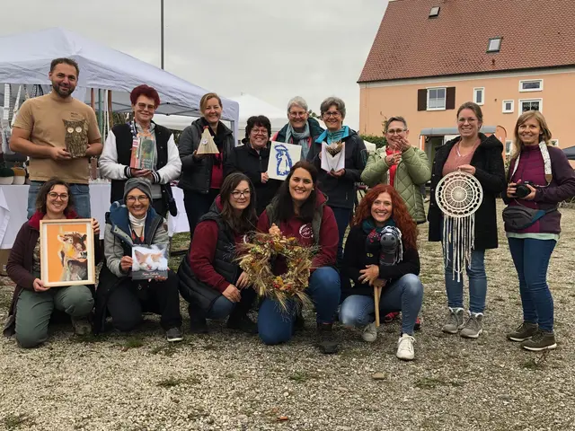 Foto: Strahlende Gesichter gab es bei den Künstlerinnen und Künstlern des 5. Kreativen Handwerkermarktes im Schädle-Stadel in Ellgau.