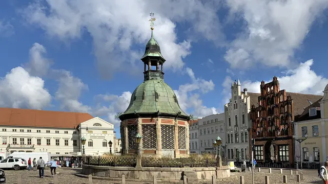 An der „Wasserkunst“ berichten die roten Spruchbänder in lateinischer und deutscher Sprache über die Trinkwasserversorgung in früheren Zeiten. Foto: Helmut Kuzina