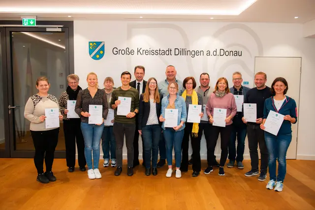 Von links: Valuckne Katus Virag, Gallenmiller Tanja, Traut Bianca, Stadtrecher Andrea, Königsbauer Markus, Oberbürgermeister Frank Kunz, Mäusle Andrea, Allmis Günther, Hausmann Corina, Schöllhorn Brigitte, Stöcklein Bernd, Sturm Christine, Oelkuch Achim, Kaltner Gerhard, Seybold Margit | Foto: Jan Koenen - Stadt Dillingen 