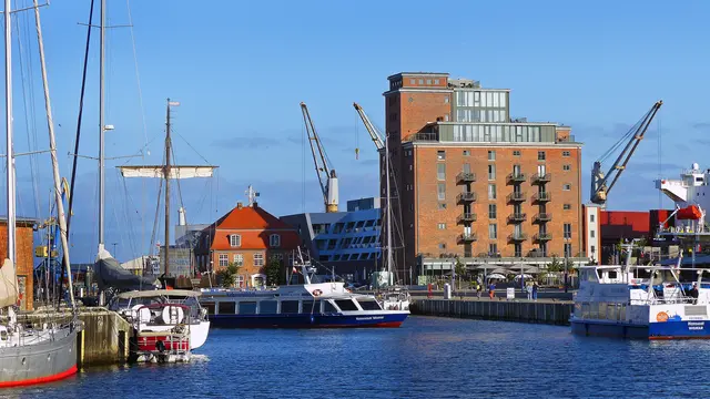 In aller Frühe am Alten Hafen von Wismar. Foto: Helmut Kuzina