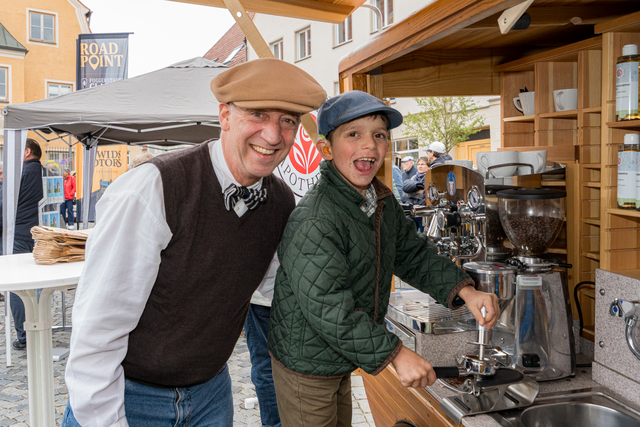 Fuggerstadt Classic 2025 - Hannes Pröller  und Sohn an der Kaffee-Station | Foto: FSeventfoto