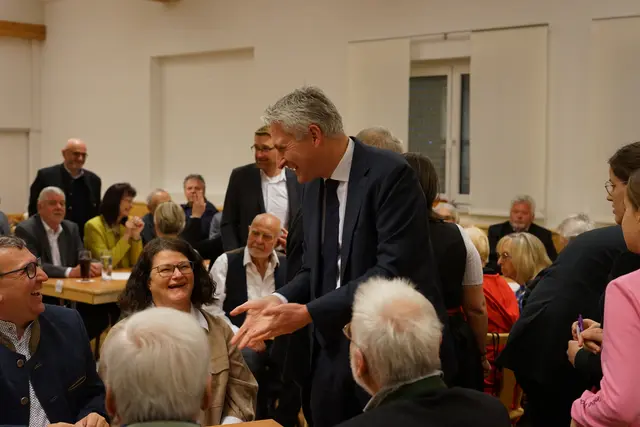 Zahlreiche Besucher kamen, um die Deutsche Einheit zu feiern und zugleich die Geschichte von Detlef Hellmuth zu hören. | Foto: Daniel Schneider