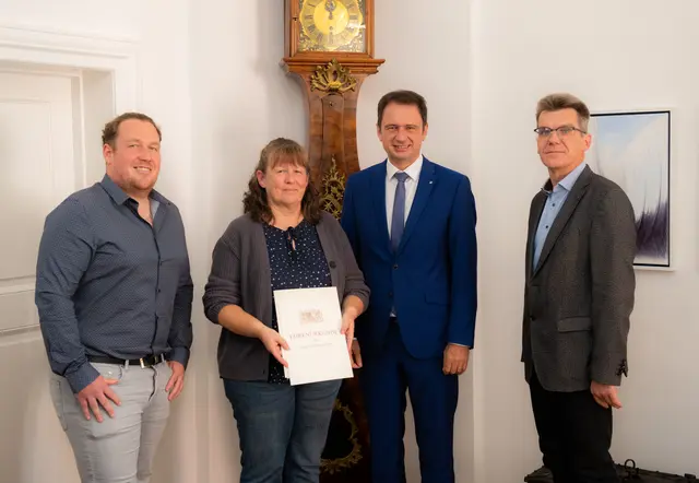 Gratulation zum 40. Dienstjubiläum. Im Bild (von links): Daniel Grimminger, Andrea Stadtrecher, Oberbürgermeister Frank Kunz und Michael Bregel.  | Foto: Jan Koenen - Stadt Dillingen 