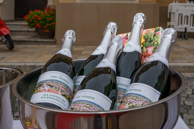 Die beliebte Oldtimer-Raylle „Fuggerstadt Classic“ startete einen 180 Kilometer-Trip vom Augsburger Hotel Maximilians’ und passierte zum letzten Boxenstopp die Stempelstelle auf dem Friedberger Marienplatz. Die Stadt Friedberg und die Oldtimerfreunde Friedberg umrahmten das Event