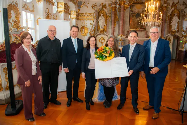 von links: die Beiräte Brigitte Schöllhorn und Wolfgang Düthorn, Oberbürgermeister Frank Kunz, Laudatorin und Beirätin Prof. Dr. Isabelle Stauffer, Preisträgerin Mithu Sanyal, Vorsitzender des Stiftungsvorstands Christian Pawlu und Beirat Berthold Veh. | Foto: Jan Koenen - Stadt Dillingen 