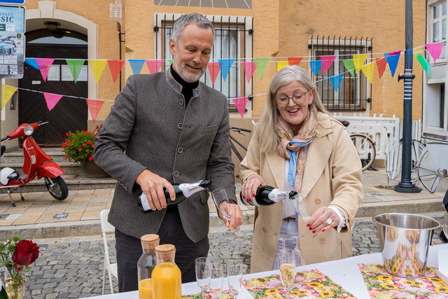 Fuggerstadt Classic 2025 - Boxenstopp in Friedberg - Friedbergs Erster Bürgermeister Roland Eichmann und SPD-Vorsitzende Ulrike Sasse-Feile servierten 'Spritziges" zum Event | Foto: FSeventfoto