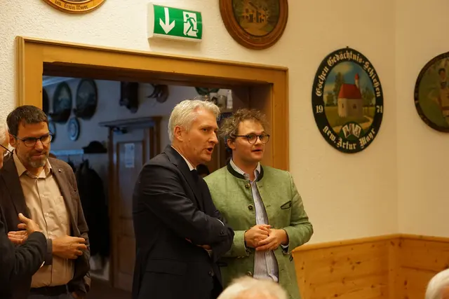 Gemeinsam mit Durz hatte die Adelsrieder CSU die Feierstunde organisiert. | Foto: Daniel Schneider