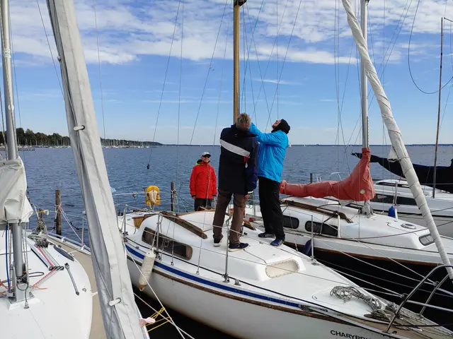 Mast legen nach dem Segeln auf der Charybdis