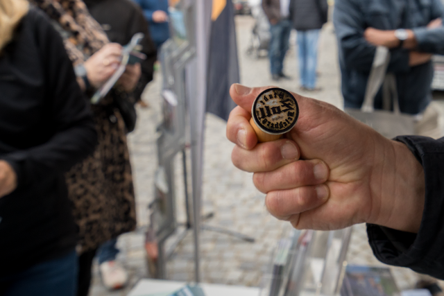 Nostalgische Eleganz bei einer automobilen Zeitreise durchs Wittelsbacher Land: Die beliebte Oldtimer-Rallye „Fuggerstadt Classics“ startete einen 180 Kilometer-Trip vom Augsburger Hotel Maximilians’ und passierte zum letzten Boxenstopp die Stempelstelle auf dem Friedberger Marienplatz. Friedbergs Erster Bürgermeister beim "stempeln" der Teilnehmernachweise