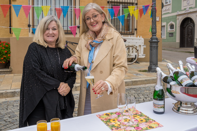 Die beliebte Oldtimer-Raylle „Fuggerstadt Classic“ startete einen 180 Kilometer-Trip vom Augsburger Hotel Maximilians’ und passierte zum letzten Boxenstopp die Stempelstelle auf dem Friedberger Marienplatz. Die Stadt Friedberg und die Oldtimerfreunde Friedberg umrahmten das Event- Die Zwei von der Tankstelle: Conny Lehmann und Ulrike Sasse-Feile (v.l.)