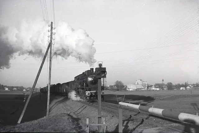 Die Dampflok verlässt den Aichacher Bahnhof Richtung Augsburg. Im Hintergrund ist die Beckmühle zu erkennen. Datierung Foto: 1930 – 1945.  | Foto: Sammlung Achter, Foto: Heinrich Bär