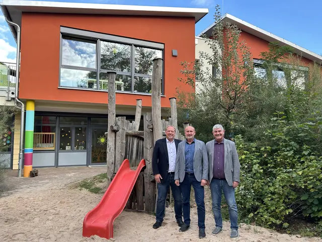Der Aufsichtsratsvorsitzende des Kinderheim Friedberg e.V., Günther Riebel (links), und der Vorstandsvorsitzende Richard Schulan begrüßen Jürgen Hammer als neuen pädagogischen Vorstand in ihrer Mitte. Der langjährige Kollege gilt dank seiner Kompetenz und Erfahrung als Bereicherung für die Vorstandsarbeit. Er wird die Tradition der Einrichtung wahren und gleichzeitig Impulse für die zukünftige Weiterentwicklung setzen 