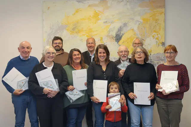 Die Ausgezeichneten (von links): Benedikt Weidner, Landrat Martin Sailer und Bernhard Frey haben die Auszeichnung „Naturgarten“ an (vorne v. l. n. r.) Robert Mayer, Gabi Meir, Karin Boxler-Fröhlich, Verena Fischer mit Sohn Ludwig, Ernst Heintze, Brigitte Heintze, Imelda Hönig übergeben. | Foto: Lina Prinzensing