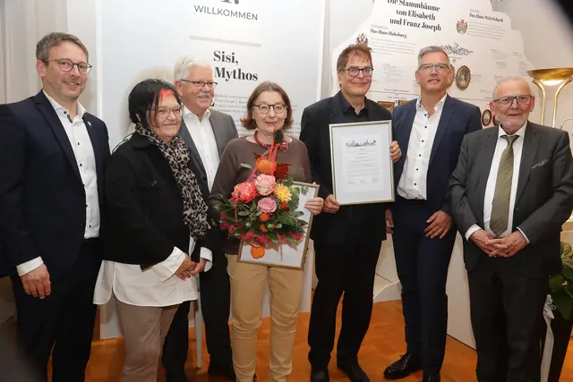 Verleihung des Kulturförderpreises im Sisi-Schloss: (von links) Zweiter Bürgermeister Josef Dußmann, dritte Bürgermeisterin Brigitte Neumaier, Kulturreferent Helmut Beck, Rosy Lutz, Wolfgang Kraemer, Nils Niermann, Vorstandsvorsitzender der Sparkasse Altbayern, und Bürgermeister Klaus Habermann. | Foto: Erich Echter