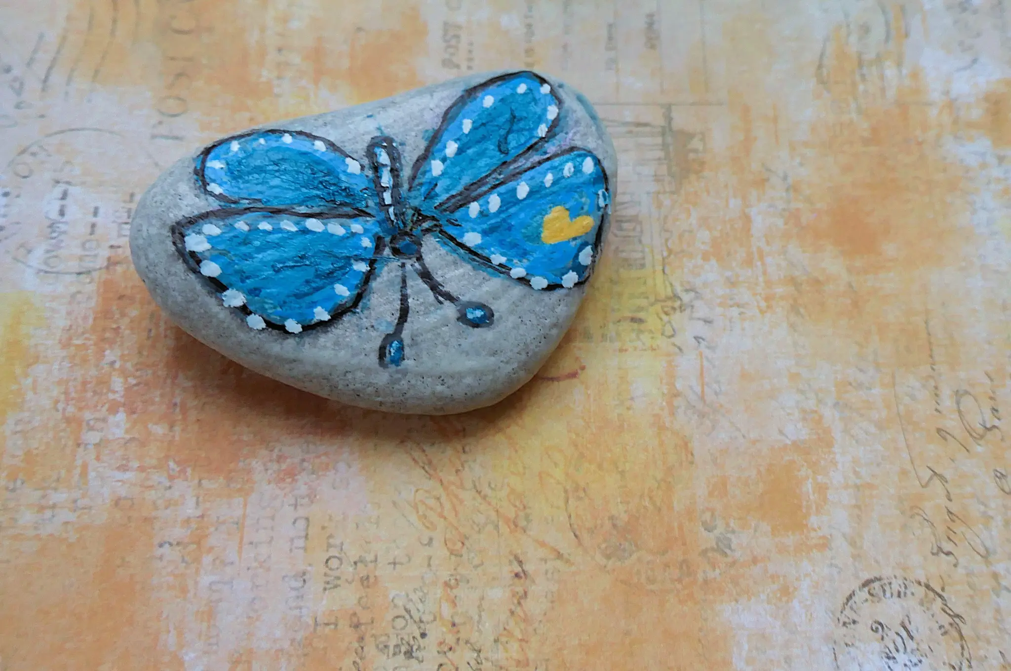DIY - Steine bemalen: Blauer Schmetterling
