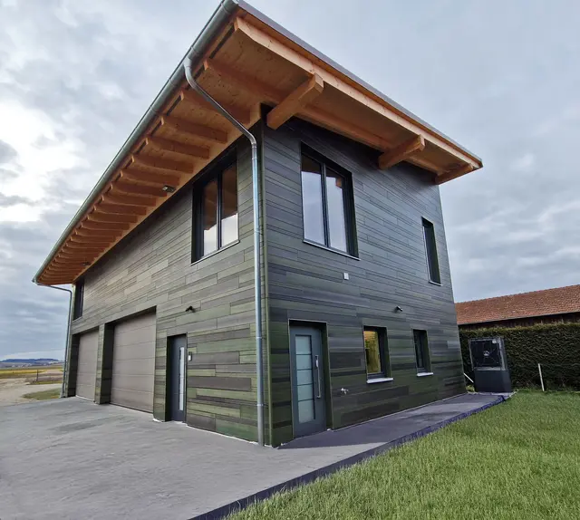 Eine Fassade aus modernen Holzverbundmaterialien schützt das Eigenheim und wertet es zugleich optisch auf. | Foto: djd-k/www.megawood.com