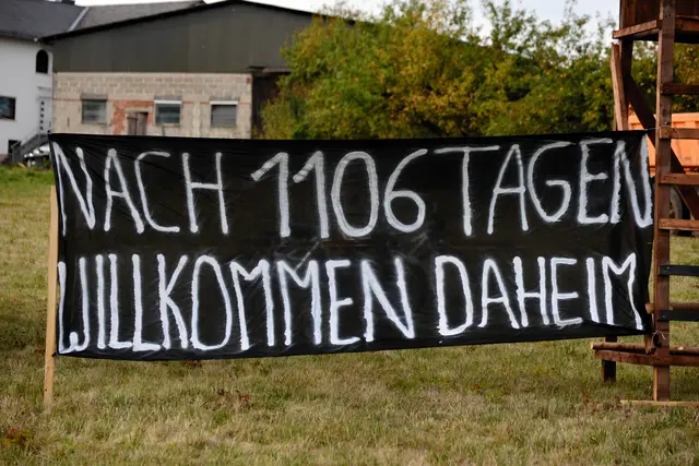 Ein Wandergeselle kehrt heim und wird vom ganzen Dorg begrüßt.
