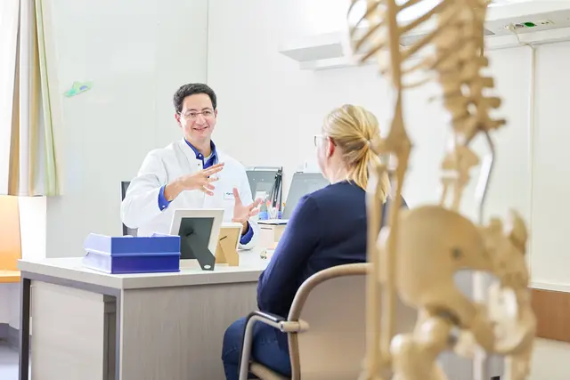 Dr. med. Marco Bonetta, Unfallchirurg und Orthopäde in der Dillinger
Kreisklinik, im Gespräch mit Patienten | Foto: KHDW