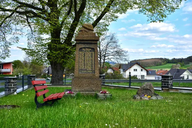 Kriegerdenkmal am Friedhof.