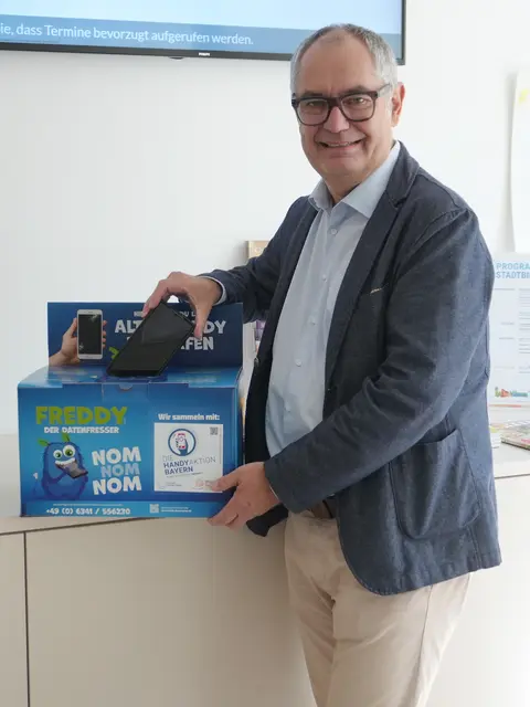 Michael Wörle, Erster Bürgermeister, freut sich, dass im Bürgerservicezentrum der Stadt Gersthofen Handys, Smartphones und Tablets für den guten Zweck gesammelt werden. | Foto: Stadt Gersthofen – Kai Schwarz