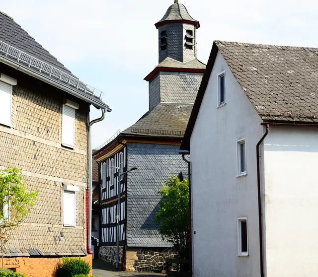 Die Evangelische Kirche, auch Kaffeemühlen-Kirche genannt, wegen des quadratischen Grundrisses und des Turmes mittig auf dem Dach.