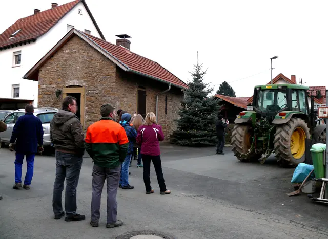 Auch der Weihnachtsbaum wird gemeinschaftlich aufgestellt.