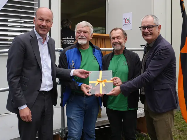 Martin Sailer, Landrat Augsburg Land, Lorenz Dir (Rotary Gersthofen und Evangelischer Kirchenvorstand), Heinz Schaaf, Kolpingsfamilie Gersthofen, und Michael Wörle, Erster Bürgermeister, bei der Eröffnung der Lebensmittelausgabestelle „Gersthofer Tisch“. | Foto: Stadt Gersthofen (Stefan Krug)