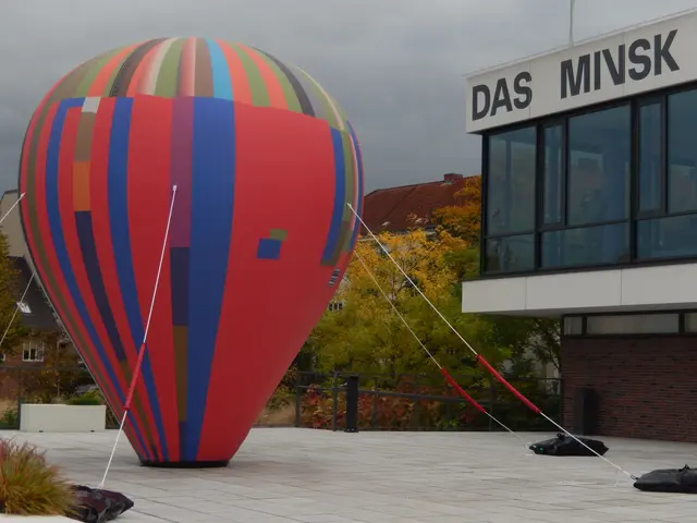 Terrasse des MINSK Kunsthaus in Potsdam mit einer temporären Installation | Foto: JK
