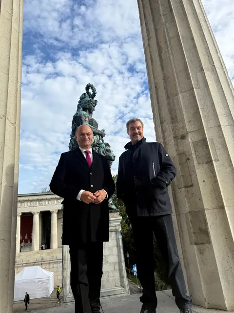 Finanz- und Heimatminister Albert Füracker und Ministerpräsident Markus Söder vor Bayerns Wahrzeichen anlässlich des Festaktes 175 Jahre Bavaria. | Foto: StMFH