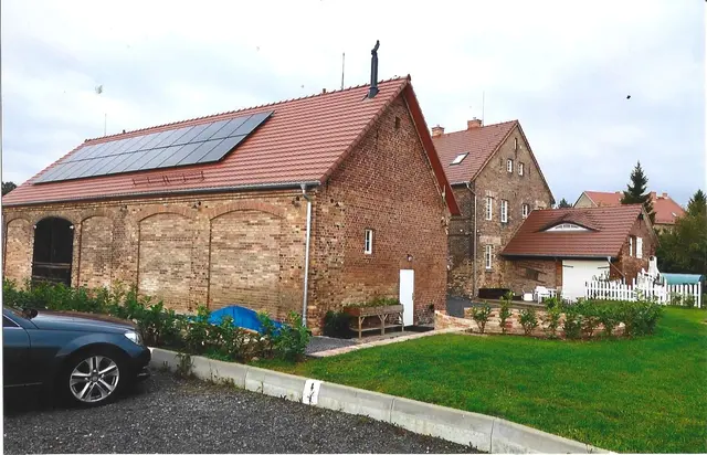 Unsere Unterkunft zwischen Lauban und Marklissa, ehemaliges Gut, mit Wohnhaus (hinten) und Scheune.