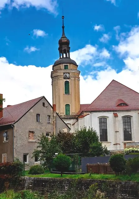 Marklissa heute: Evangelische Kirche vom Baderbach aus gesehen.