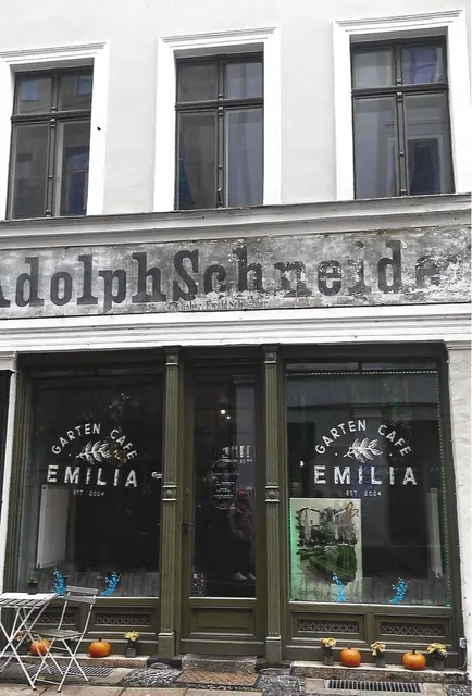 Görlitz heute: Interessant, mit alter Geschäftsinhaber-Beschriftung.