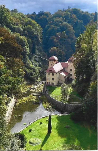 Talsperre heute: Blick zum Wärterhaus/E-werk in der Tiefe, das in der historischen Aufnahme auch zu sehen ist.