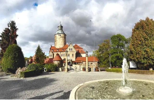 Sonnenlicht im Vordergrund mit dunklen Wochen, eine durchaus gelungene Aufnahme.