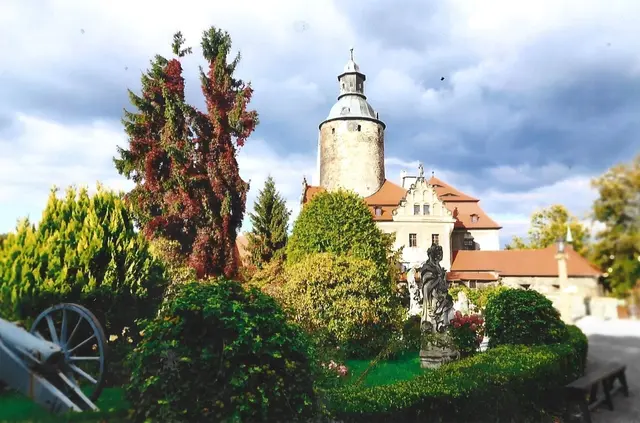 Burg Tzschocha, erstmals 1329 als Burg Caychow, erwähnt, erlebte im Laufe der Jahrhunderte viele Veränderungen in baulicher Hinsicht, aber auch die Eigentümer-Verhältnisse änderten sich häufig.. 