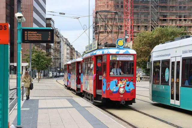 Mit dem Ebbelwei-Express und anderen historischen Straßenbahnen konnte man von der Messe zum Depot Eckenheim fahren.