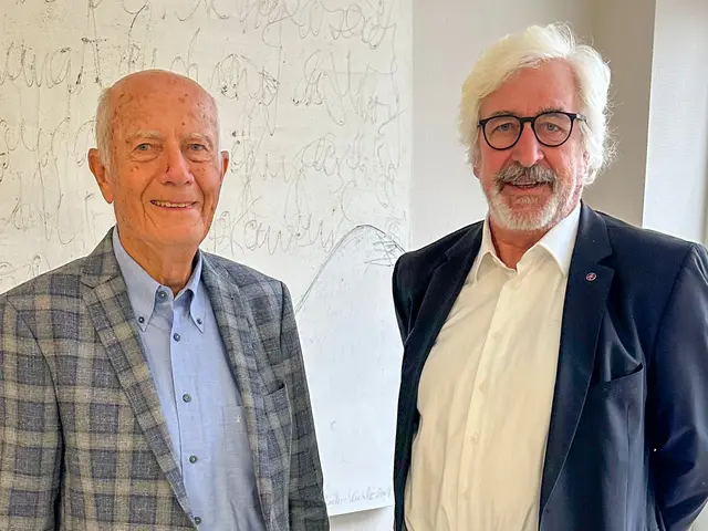 Der 1. Vorsitzende, Dr. Michael Küchle (re), und der Ehrenvorsitzenden Dr. Peter Schmidt (li) planen bereits das 30. Jubiläum des Fördervereins der Wertachklinik Schwabmünchen und wünschen sich auch für die Zukunft zahlreiche Spenden und engagierte Mitglieder damit der Verein das Krankenhaus, seine Patientinnen und Patienten und deren Angehörigen sowie auch die Beschäftigten weiterhin tatkräftig unterstützen kann | Foto: Diana Podehl