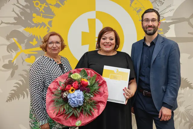 Die stellvertretende Landrätin Sabine Grünwald (links) und David Ortmann, leitender Regisseur am Staatstheater Augsburg, überreichten Schauspielerin Marina Lötschert den diesjährigen Kunstpreis des Landkreises Augsburg für ihre herausragenden Leistungen in der Darstellenden Kunst. | Foto: Julia Pietsch