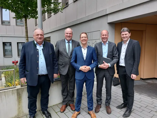 Von links: Walter Nussel, MdL, Bürokratiebeauftragte der Staatsregierung, Landrat Christoph Gö-bel (Landkreis München), Christopher Schuhknecht, Geschäftsbereichsleiter Kreisangelegenhei-ten (Landkreis Augsburg, Landrat Martin Sailer (Landkreis Augsburg) und Dr. Michael Higl, Erster Bürgermeister des Marktes Meitingen. | Foto: Annemarie Scirtuicchio