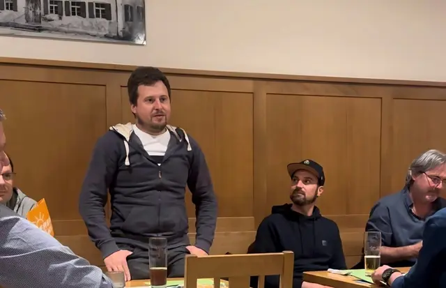 Selbstbewusst stellen sich die Kandidaten vor. "Die Freien Wähler sind die einzige Gruppierung im Stadtrat, die sich für den kleinen Bauherrn einsetzten, der einmal im Leben sein Eigenheim errichten will", erklärte etwa Markus Gutmann aus Sulzbach. | Foto: Nina Barrera