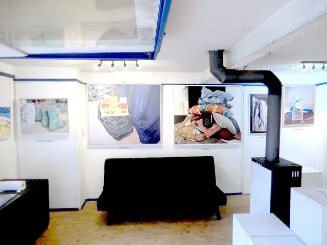 Blick in den Galerieraum im Künstlerhof mit Malerei der Künstlerin Edda Müller aus Dinkelscherben (eddaonline@gmail.com)