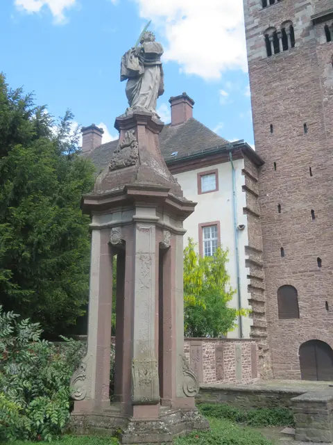 Eine Säule vor dem Kloster.