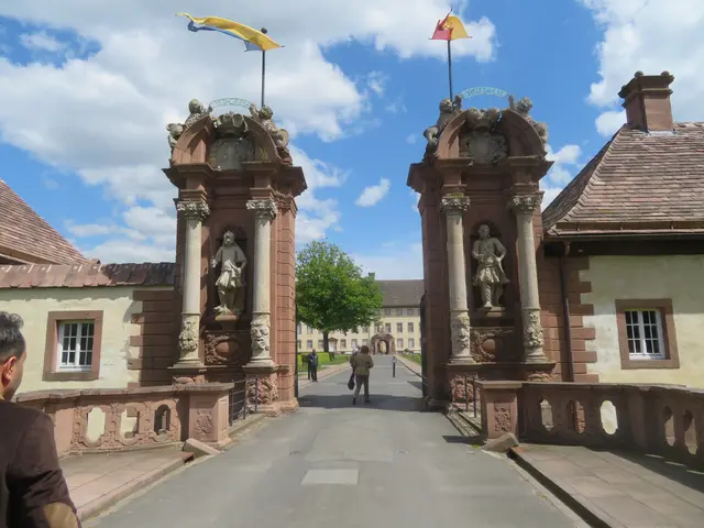 Imposanter Eingang zum Kloster Corvey