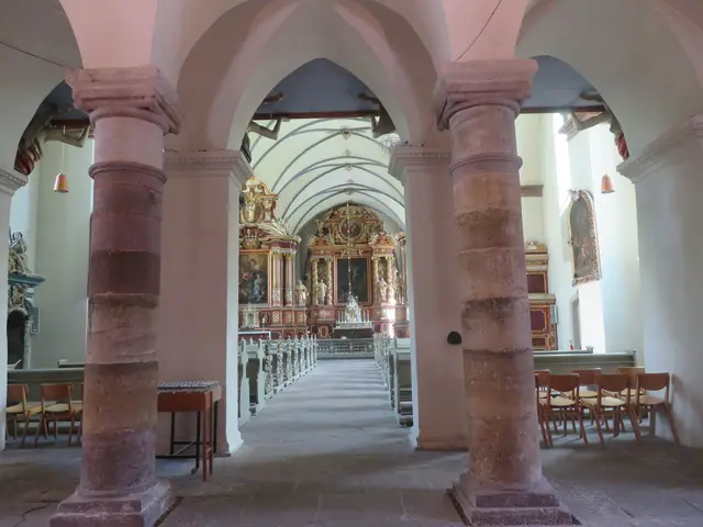 Zwischen den Säulen aufgenommen