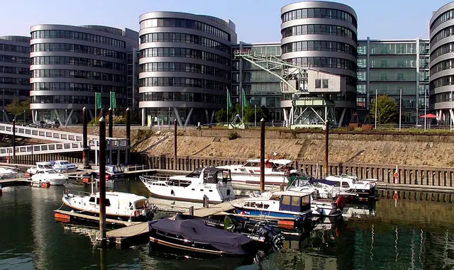 Der Innenhafen von Duisburg mit dem Bürogebäude Five Boats
