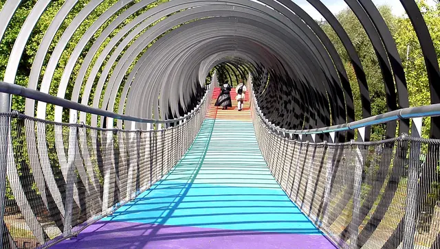 Slinky springs to fame (auch Rehberger-Brücke) ist der Name einer Fußgängerbrücke über den Rhein-Herne-Kanal in Oberhausen