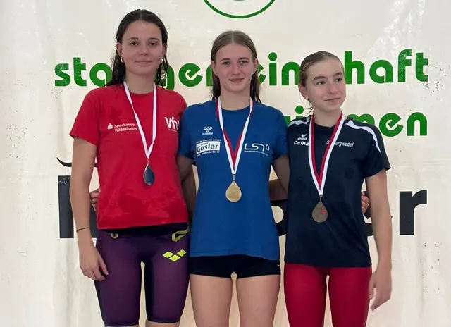 Das Wochenende der Rekorde: Tekla Kaminska (mittig) wurde nicht nur Bezirksmeisterin über die 800 Meter Freistil (Foto), sondern schwamm als erste Lehrterin auch die 100 Meter Freistil unter einer Minute. | Foto: Verein