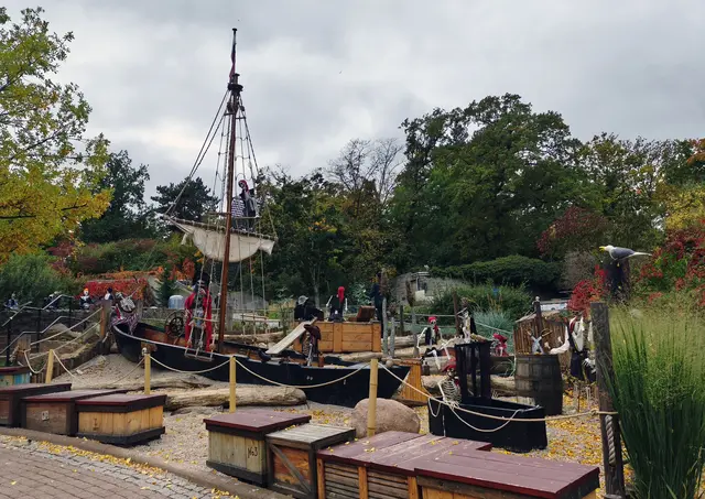"15 Mann auf des toten Mannes Kiste, ho,ho und ´Buddle Rum" schönes Piratenlied oder der "Fliegende Holländer "