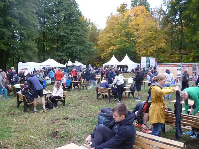 Teilnehmer/innen am Harz-Gebirgslauf treffen in Wernigerode-Hasserode im Startareal vor dem Forsthaus Himmelspforte ein.